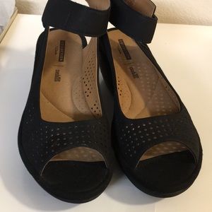 A pair of women’s shoes